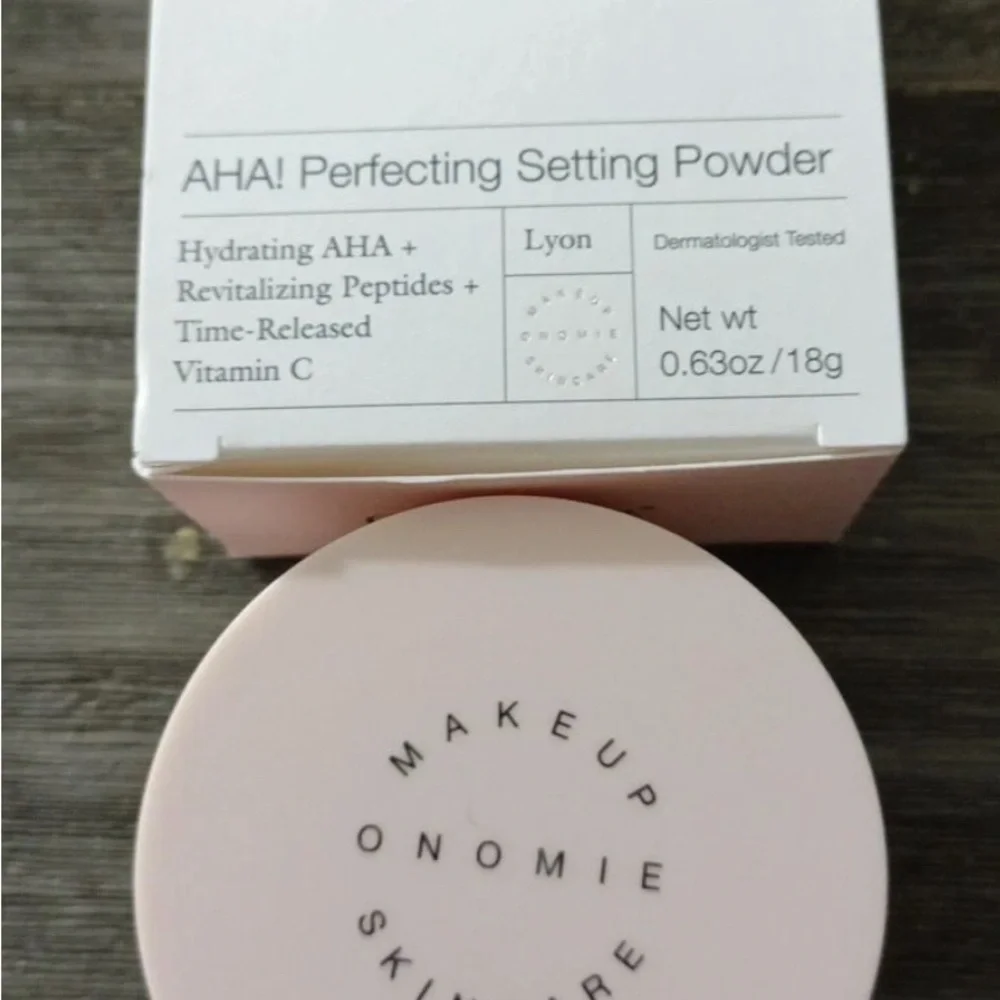 Onomie AHA! Perfecting Setting Powder Lyon, puff mirror compact sealed 18g